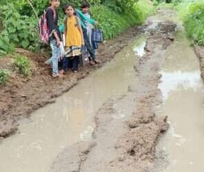 शाळेत जाण्यासाठी विद्यार्थीनी ची 3 किलोमीटर चिखलातून प्रवास
