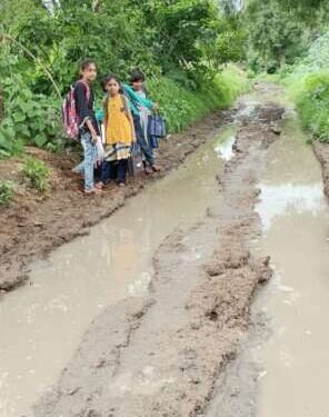 शाळेत जाण्यासाठी विद्यार्थीनी ची 3 किलोमीटर चिखलातून प्रवास