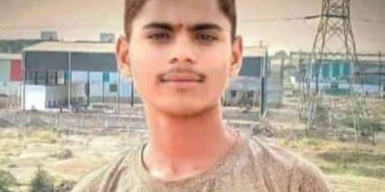 शेतात काम करत असतांना विजेचा शॉक लागून एका शाळकरी तरुणांचा दुर्दैवी अंत