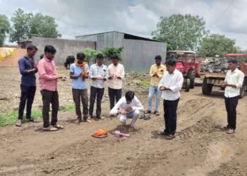 चिमुकल्या विद्यार्थ्यांचा रस्ता एका दिवसात सतीश घाटगेंनी केला तयार