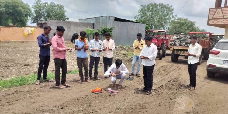 चिमुकल्या विद्यार्थ्यांचा रस्ता एका दिवसात सतीश घाटगेंनी केला तयार