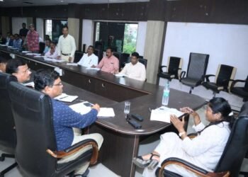 घरी बसून काम करण्याची सवय असेल तर ती दूर करा –  उपायुक्त मडावी