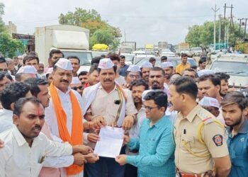 दुधाला हमी 45 रुपये भाव मिळावी या मागणीसाठी सिल्लोड भोकरदन महामार्गावर. रस्ता रोको करण्यात आले ..