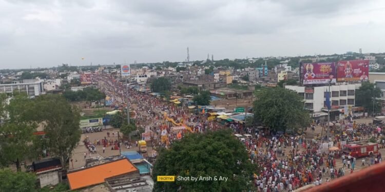 पांडूरंगाच्या चरणी अफाट जनसागर उसळला