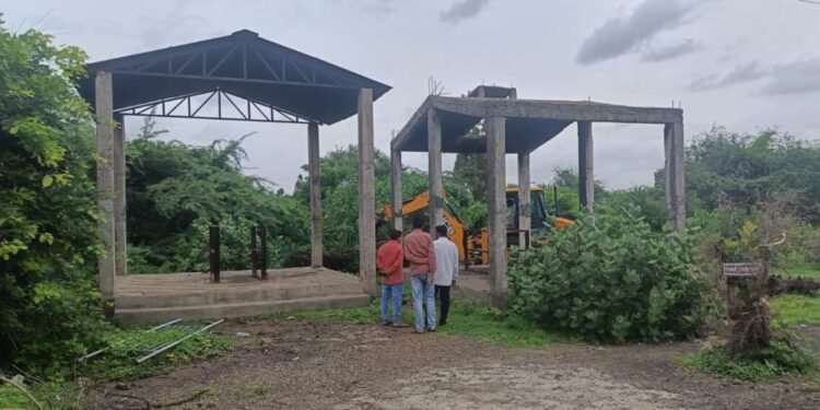 बालाजी पळसपुर यांनी केली स्मशानभूमी परिसराची स्वच्छता