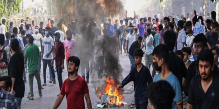 बांगलादेशात आरक्षण ५६% वरून ७% वर, तरीही हिंसाचाराची धग कायम !