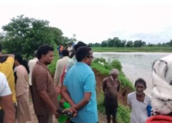 गडचिरोली – मुडझा येथील गाव तलाव फुटल्याने शेतकऱ्यांचे नुकसान