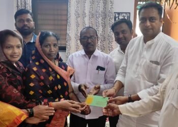 अंगणवाडी सेविकेच्या मुलीच्या लग्नासाठी सतीश घाटगे यांची २१ हजाराची मदत