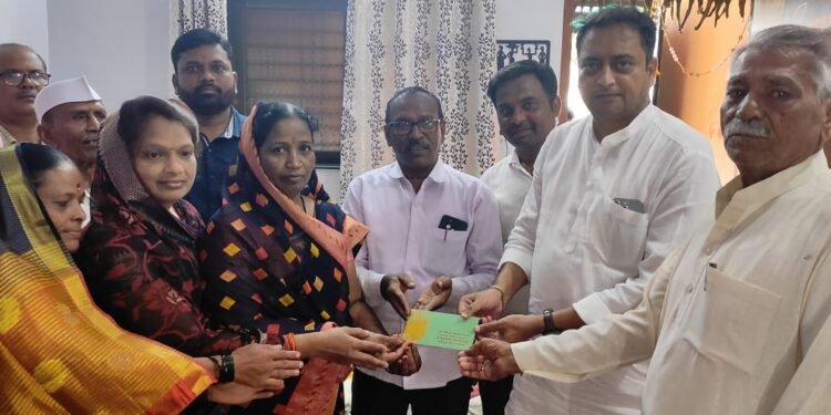 अंगणवाडी सेविकेच्या मुलीच्या लग्नासाठी सतीश घाटगे यांची २१ हजाराची मदत