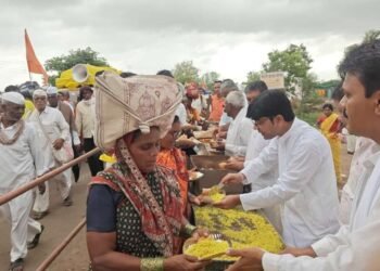 आषाढी दिंडी मार्गात व्यापाऱ्यांच्या अन्नछत्रात राहुल लोणीकरांची सेवा