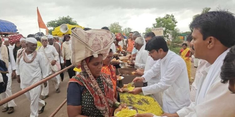 आषाढी दिंडी मार्गात व्यापाऱ्यांच्या अन्नछत्रात राहुल लोणीकरांची सेवा