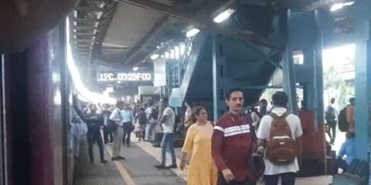 प. रेल्वे विस्कळीत, झाले प्रवाशांचे हाल