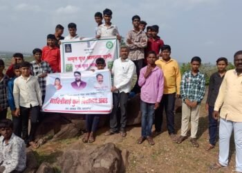 सामाजिक वनीकरण आणि सावित्रीबाई फुले माध्यमिक विद्यालय अंबड च्या शिक्षक आणि विद्यार्थ्यांच्या मदतीने भालगाव रोडलगत डोंगरावर छोट्या मोठ्या काटेरी झुडपात 1250 सीडबॉल चे रोपण करण्यात आले