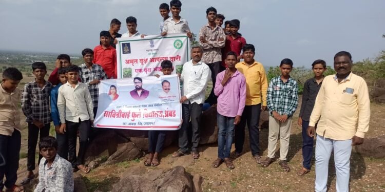 सामाजिक वनीकरण आणि सावित्रीबाई फुले माध्यमिक विद्यालय अंबड च्या शिक्षक आणि विद्यार्थ्यांच्या मदतीने भालगाव रोडलगत डोंगरावर छोट्या मोठ्या काटेरी झुडपात 1250 सीडबॉल चे रोपण करण्यात आले