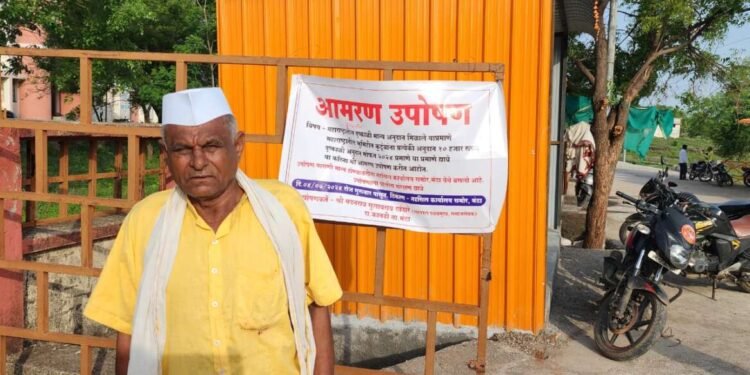 भूमिहीन कुटुंबांना दहा हजार रुपये अनुदान देण्याची मागणी