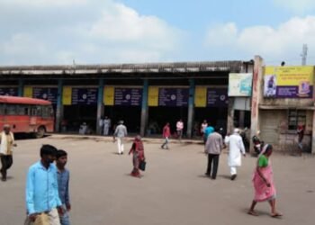 भोकरदन येथील एसटी वाहतूक नियंत्रकाचा मनमानी कारभार; प्रवाशांचा संताप