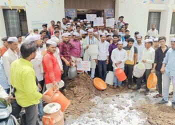 दुधाला हमीभाव मिळावा यासाठी लोक जागर अभियानाच्या वतीने जाफराबाद येथे करण्यात आले अनोखे आंदोलन…