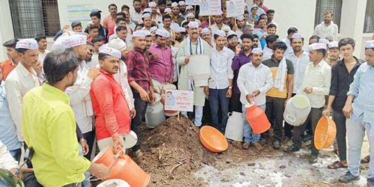 दुधाला हमीभाव मिळावा यासाठी लोक जागर अभियानाच्या वतीने जाफराबाद येथे करण्यात आले अनोखे आंदोलन…