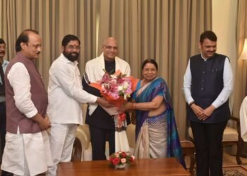 मुख्यमंत्री, उपमुख्यमंत्री यांच्याकडून राज्यपाल बैस यांना निरोप; नौदलातर्फे मानवंदना