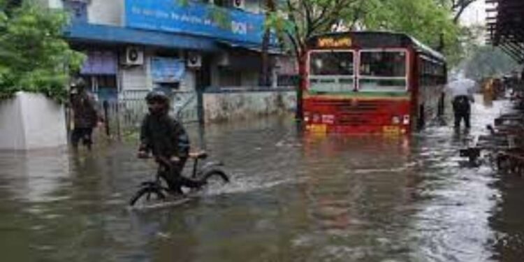 मुंबईत पावसाचे थैमान, जनजीवन विस्कळीत