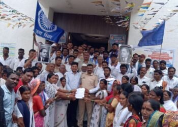 न्युज २१ ऑगस्ट सर्वोच्च न्यायाल्याच्या खंडपिठाने दिलेल्या एस .सी. व एस . टी आरक्षणामध्ये उपवर्गीकरण व नॉन क्रिमिलेयर लागू करण्याच्या निर्णयाला विरोध व रद्द करण्यासाठी मा. तहसिलदार मार्फत राष्ट्रपती यांना निवेदन आले