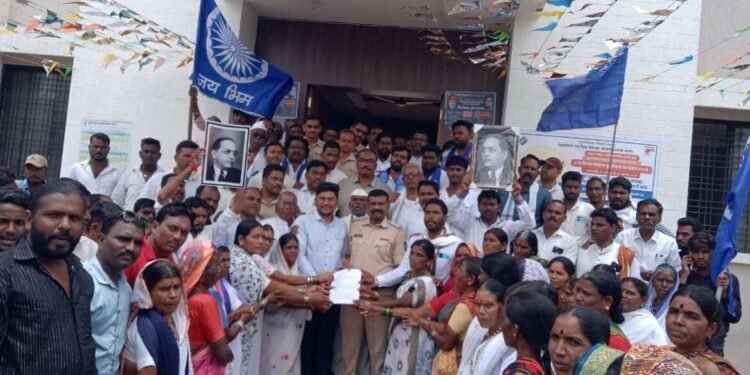 न्युज २१ ऑगस्ट सर्वोच्च न्यायाल्याच्या खंडपिठाने दिलेल्या एस .सी. व एस . टी आरक्षणामध्ये उपवर्गीकरण व नॉन क्रिमिलेयर लागू करण्याच्या निर्णयाला विरोध व रद्द करण्यासाठी मा. तहसिलदार मार्फत राष्ट्रपती यांना निवेदन आले