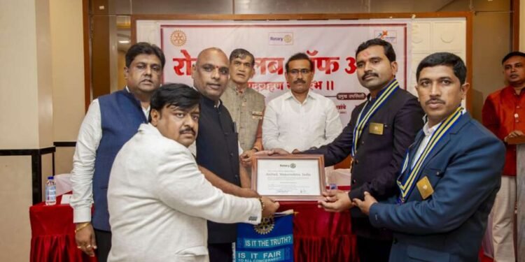 रोटरी क्लब ऑफ अंबडचा पदग्रहण समारंभ माजी आरोग्य व कुटुंब कल्याण मंत्री राजेश भैय्या टोपे साहेब व प्रांतपाल डॉ सुरेश साबु व मान्यवरांच्या उपस्थितीत हॉटेल वृंदावन अंबड येथे संपन्न