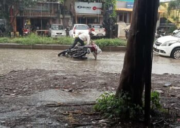 राष्ट्रीय महामार्गवरून प्रवाश्यांचा जीव मुठीत घेऊन प्रवास तर शहरातील मुख्य रस्ता बनला मृत्यूचा सापळा …?