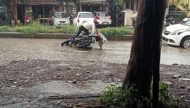 राष्ट्रीय महामार्गवरून प्रवाश्यांचा जीव मुठीत घेऊन प्रवास तर शहरातील मुख्य रस्ता बनला मृत्यूचा सापळा …?