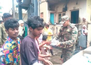 सांगली : सैनिकांनी पूरग्रस्तांना अन्नधान्याची पाकिटे केली वितरित