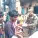 सांगली : सैनिकांनी पूरग्रस्तांना अन्नधान्याची पाकिटे केली वितरित