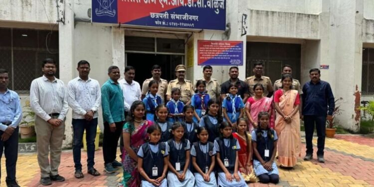 एमआयडीसी वाळूज पोलीस ठाण्यात रक्षाबंधन विद्यार्थिनी बांधल्या पोलिसांना राख्या