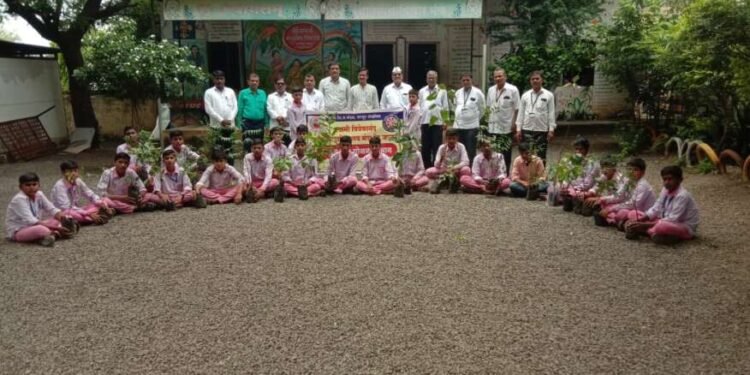 श्री समर्थ विद्यालय पाटोदा माव व श्री स्वामी विवेकानंद महाविद्यालय मंठा यांच्या संयुक्त विद्यमाने पाटोदा येथे वृक्षारोपण