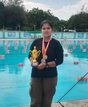 देगलूर महाविद्यालयाची खेळाडूला विद्यापीठीय जलतरण स्पर्धेत जनरल चॅम्पियनशिप