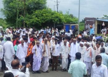 काँग्रेस पक्षाच्या वतीने शेतकऱ्याच्या मागणीसाठी मुदखेड तहसीलवर रूमने मोर्चा