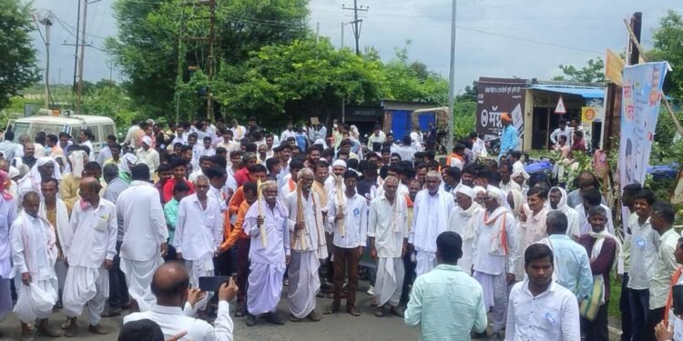 काँग्रेस पक्षाच्या वतीने शेतकऱ्याच्या मागणीसाठी मुदखेड तहसीलवर रूमने मोर्चा