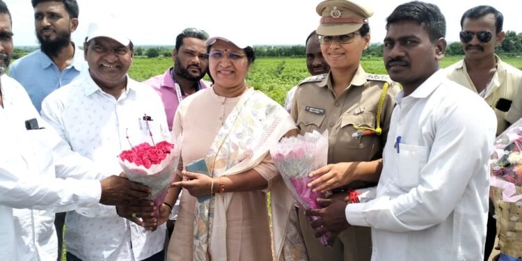 शिवराज सिंह चौहान व धनंजय मुंडे यांनी शेतकऱ्याकडे फिरविली पाठ कृषी मंत्र्याकडेच शेतकऱ्यांसाठी वेळ तर कोण देणार शेतकरी वर्गातून नाराजी