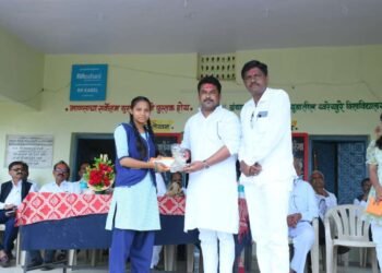 नवभारत संस्थेतील गुणवंत विद्यार्थ्यांचा कै. बापूराव पाटील कळंबे प्रतिष्ठाण कडून गौरव