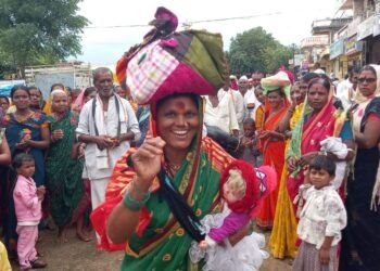 टेंभुर्णी येथे मोठ्या भक्तिभावाने संत सावता महाराज यांच्या पालखी सोहळ्यात भाविकांची गर्दी..