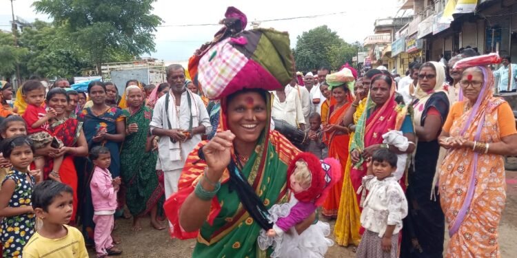 टेंभुर्णी येथे मोठ्या भक्तिभावाने संत सावता महाराज यांच्या पालखी सोहळ्यात भाविकांची गर्दी..