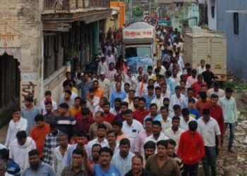 सैनिक अमोल आढाव यांचा गावी जीन्यावरून पाय घसरून मृत्यू . टेंभुर्णी येथील घटना.