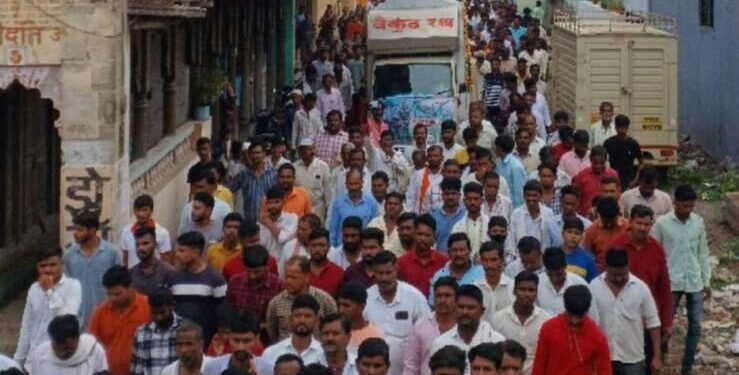 सैनिक अमोल आढाव यांचा गावी जीन्यावरून पाय घसरून मृत्यू . टेंभुर्णी येथील घटना.