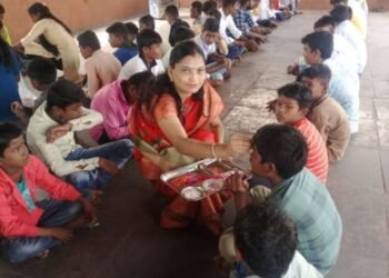 भाऊ नसलेल्या राजश्रीताई बांधतात आदिवासी मुलांना राखी