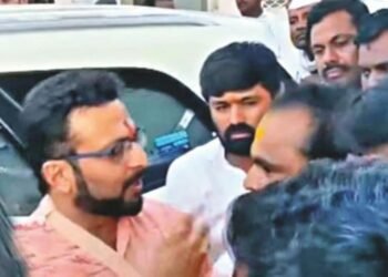 मराठा कार्यकर्त्यांनी घातला खा. कोल्हेंना घेराव