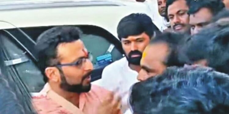 मराठा कार्यकर्त्यांनी घातला खा. कोल्हेंना घेराव