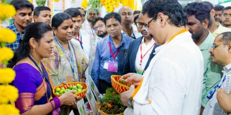 राज्यस्तरीय कृषी प्रदर्शनाची कृषिमंत्री धनंजय मुंडेंकडून पाहणी