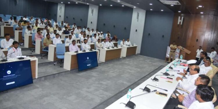 भेसळयुक्त दुध आढळुन आल्यास कडक कारवाई करा – विखे पाटील