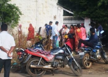 लाडकी बहीण योजनेसाठी पहाटेपासुन ईसेवा केंद्रावर महिलांची गर्दी.