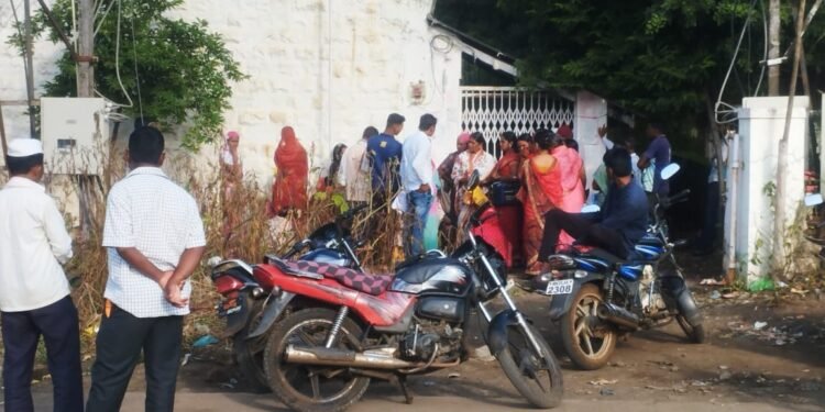 लाडकी बहीण योजनेसाठी पहाटेपासुन ईसेवा केंद्रावर महिलांची गर्दी.