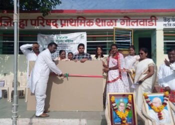 उदयोजकाने जिल्हा परिषद शाळेला दिले व्हाईट बोर्ड